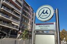 Μετρό Θεσσαλονίκης: Τοποθετήθηκαν οι πινακίδες με το νέο λογότυπο «μ»
