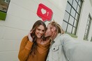 Η νέα εποχή του matchmaking: Πώς τα dating apps και οι φίλοι αναλαμβάνουν τον ρόλο του προξενητή
