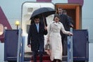 Στο Λονδίνο προσκεκλημένος του βασιλιά Καρόλου ο εμίρης του Κατάρ - Κρατούσε ομπρέλα για τον εαυτό του, άφησε τη σύζυγό του να βρέχεται