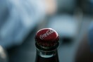 Κατακραυγή για την Coca-Cola: Μείωσε του περιβαλλοντικούς της στόχους