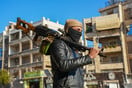 Συρία: Οι αντάρτες κατέλαβαν τη μεγαλύτερη πόλη στα ανατολική της χώρας