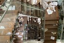 Γαμήλιες φωτογραφίες, τραπεζικές καταθέσεις και παιδικές ζωγραφιές: Μέσα στην προσωπική κατοικία του Άσαντ