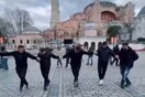 Κρητικοί χόρεψαν συρτό έξω από την Αγία Σοφία
