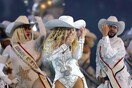 Η Beyoncé on stage τραγουδά με την κόρη της το «Texas Hold 'Em»