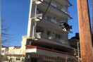Viral η πολυκατοικία στην Έδεσσα που φαίνεται να έχει μόνο μπαλκόνια