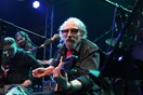 Όταν ο Πουλικάκος τραγούδησε το «Υπάρχω» του Καζαντζίδη αλά ροκ