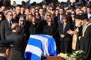 Το ύστατο χαίρε στον Κώστα Σημίτη: Άφατη θλίψη στην ταφή στο Α' Νεκροταφείο