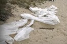 Χαλκιδική: Μεγάλα κομμάτια νάιλον σε παραλία – Για «περιβαλλοντική καταστροφή» μιλούν οι κάτοικοι