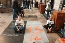 Βρετανία: Ακτιβίστριες λέρωσαν με μπογιά τον τάφο του Δαρβίνου στο Αββαείο του Ουέστμινστερ