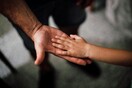 Γαλάτσι: Πατέρας κατηγορείται ότι παράτησε την κόρη του για να πιει μπύρες