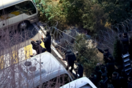 Νότια Κορέα: Οι αστυνομικοί σκαρφάλωσαν σε τοίχους με συρματοπλέγματα για να συλλάβουν τον έκπτωτο πρόεδρο 