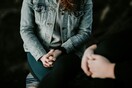 «Η ψυχοθεραπεία εξ αποστάσεως παραγκωνίζει άτομα με χαμηλό εισόδημα» λέει το Columbia