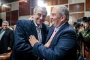 Καραμανλής: Αγκαλιές και χαμόγελα με τον Αντώνη Σαμαρά στην παρουσίαση βιβλίου για τα ελληνοτουρκικά