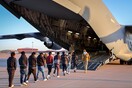 ΗΠΑ: Ξεκίνησαν οι απελάσεις μεταναστών με στρατιωτικά αεροσκάφη - Εντολή Τραμπ για fast track διαδικασίες