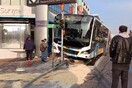 Λεωφορείο προσέκρουσε σε φανάρι