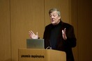 Στίβεν Φράι: «Τα Γλυπτά του Παρθενώνα ανήκουν εδώ και πρέπει να επιστρέψουν στην Ελλάδα»