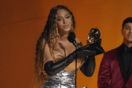 Grammy 2025: Η Beyoncé στην κορυφή, με φόντο τις πυρκαγιές του Λος Άντζελες