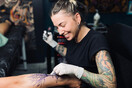 Μελάνι, δύναμη και αλληλεγγύη: Η τέχνη του tattoo γίνεται σύμβολο αλληλεγγύης και δύναμης