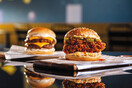 Jackaroo: Το street food που σπάει ρεκόρ ήρθε στο Περιστέρι με έναν ασύλληπτο χώρο