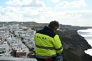 BBC: «Η Σαντορίνη φοβάται για την τουριστική περίοδο, οι σεισμοί πλήττουν το νησί»