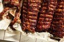Καραμελωμένα ribs και πικάντικες φτερούγες κοτόπουλου για το δείπνο του αγίου Βαλεντίνου