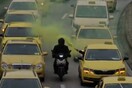 Με κίτρινα καπνογόνα τα ταξί έξω από το υπουργείο Μεταφορών
