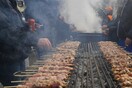 Τσικνοπέμτπη: Ψησταριά - γίγας με 10.000 σουβλάκια στην Καλαμπάκα
