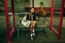 Η Lila Moss πρωταγωνιστεί στη νέα κινηματογραφική καμπάνια της DKNY