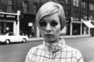Twiggy: Η ζωή της διάσημης, «λεπτοκαμωμένης» ιέρειας του στυλ 