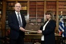 Το δώρο Τασούλα στην Σακελλαροπούλου κατά την τελετή παράδοσης – παραλαβής στο Προεδρικό Μέγαρο