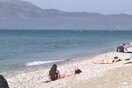 Καιρός: Οι πρώτες βουτιές στη θάλασσα λόγω υψηλών θερμοκρασιών - Έρχεται απότομη πτώση 