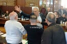Βέροια: Παραλίγο να πιαστούν στα χέρια στο δημοτικό συμβούλιο - «Θα σου αστράψω μία» 