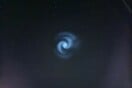Παγωμένα καύσιμα πυραύλων της SpaceX σχηματίζουν μια εντυπωσιακή δίνη στον ευρωπαϊκό ουρανό