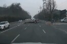 Νότια Κορέα: Η στιγμή που ανοίγει τρύπα στον δρόμο και μοτοσικλετιστής πέφτει μέσα - Νεκρός ο 30χρονος