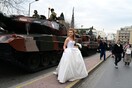 25η Μαρτίου: Πήγε στην παρέλαση με το νυφικό και φωτογραφήθηκε δίπλα στα άρματα