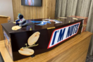 Η τελευταία επιθυμία του ήταν ένα φέρετρο Snickers - και την έκανε πραγματικότητα