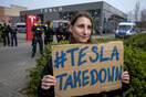 «Tesla Takedown»: Διαδηλωτές στις αντιπροσωπείες σε όλο τον κόσμο κατά Τραμπ - Μασκ