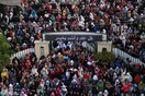 Εκατομμύρια μουσουλμάνοι γιορτάζουν το Ιντ αλ-Φιτρ, το τέλος του Ραμαζανιού