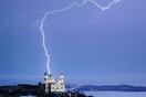 Κακοκαιρία: Κεραυνός πάνω από τον Ναό της Αναστάσεως στη Σύρο 