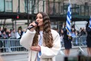 Νέα Υόρκη: Η Evangelia ερμήνευσε τον Εθνικό Ύμνο στην παρέλαση για την 25η Μαρτίου 