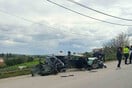 Θεσσαλονίκη: Σοβαρό τροχαίο στην Άνω Περαία - Το αυτοκίνητο κόπηκε στα δύο