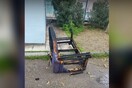 Θεσσαλονίκη: Πέταξαν καναπέ σε αυλή σχολείου και του έβαλαν φωτιά