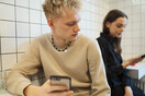 Ένα like, ένα emoji, ένα πρόβλημα: Τι είναι η «μικρο-απιστία» και γιατί προκαλεί σύγχυση στα ζευγάρια