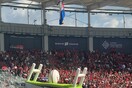 Γαλλία: Αλεξιπτωτιστής μπλέχτηκε στην οροφή του σταδίου λίγο πριν την έναρξη αγώνα ράγκμπι