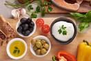 Πώς η Μεσογειακή διατροφή και η άσκηση μπορούν να προστατεύσουν την υγεία των οστών στους ηλικιωμένους