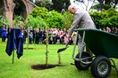 Ιταλία: Ο Κάρολος αστειεύτηκε για το ότι θα ζήσει «αρκετά» ώστε να δει να μεγαλώνει το δέντρο που φύτευσε 