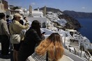 Σαντορίνη: Επέστρεψε η κανονικότητα στο νησί μετά τους σεισμούς - Γέμισαν με τουρίστες τα σοκάκια
