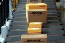 Η DHL αναστέλλει τις παραδόσεις αξίας άνω των 800 δολαρίων στις ΗΠΑ λόγω δασμών Τραμπ