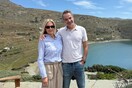 Κυριάκος Μητσοτάκης: Οι ευχές του πρωθυπουργού για το Πάσχα, αγκαλιά με τη Μαρέβα στη Τήνο