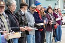 Σχημάτισαν ανθρώπινη αλυσίδα 300 ατόμων για να μεταφέρουν 9.100 βιβλία